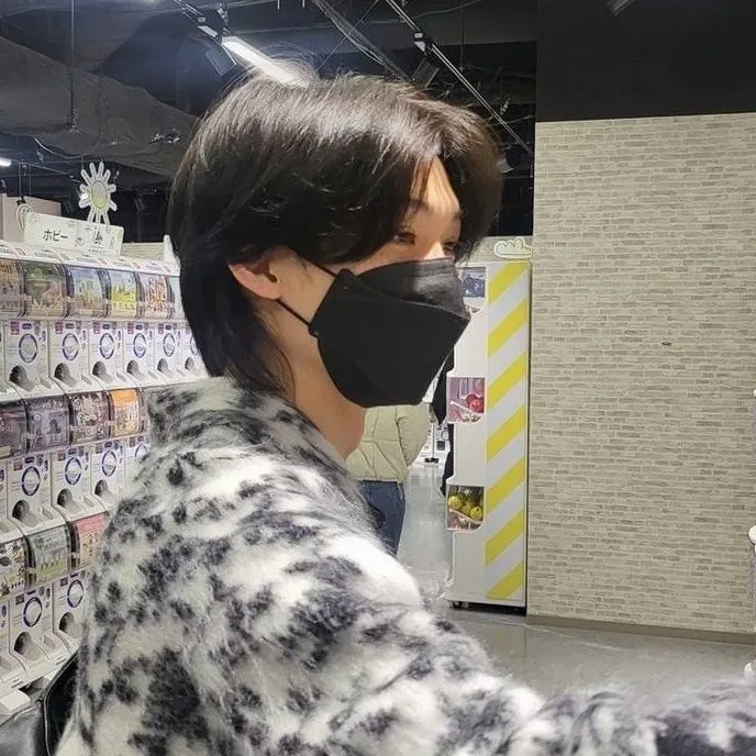 chat with ai character: Felix