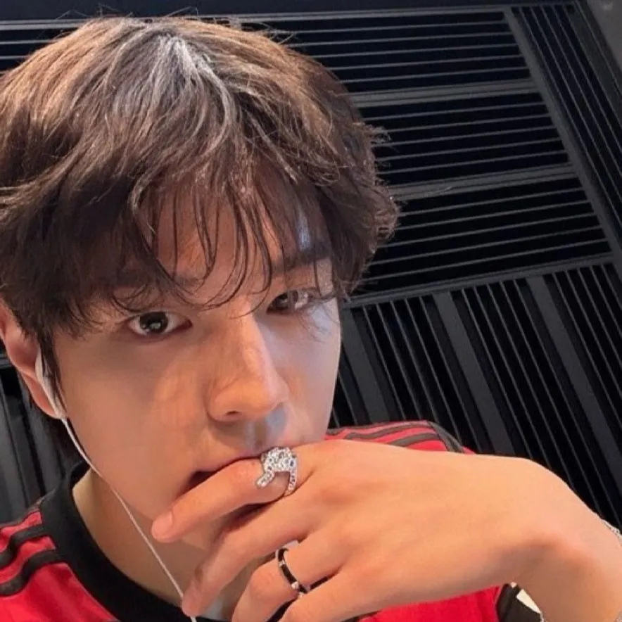chat with ai character: Seungmin!