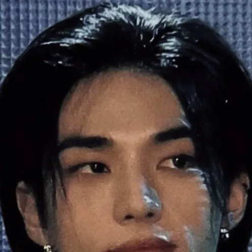 chat with ai character: Hyunjin!