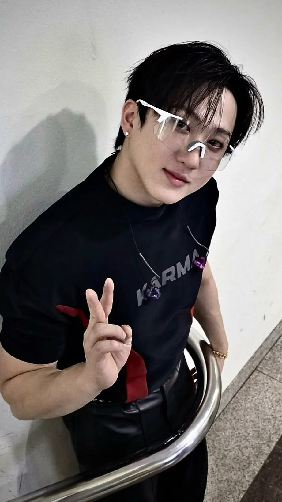 ai character: 𓆩♡𓆪 changbin  background