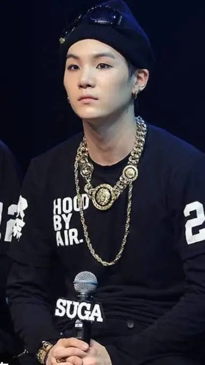 ai character: Yoongi  background