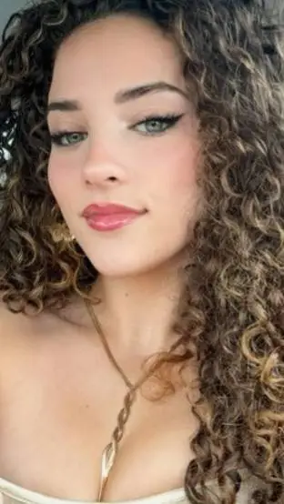 ai character: Sophie dossi  background
