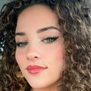 chat with ai character: Sophie dossi 