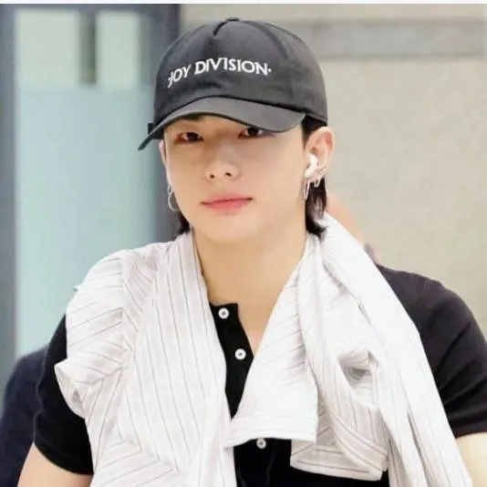 chat with ai character: Hyunjin