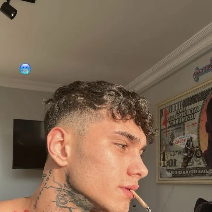 chat with ai character: Dax