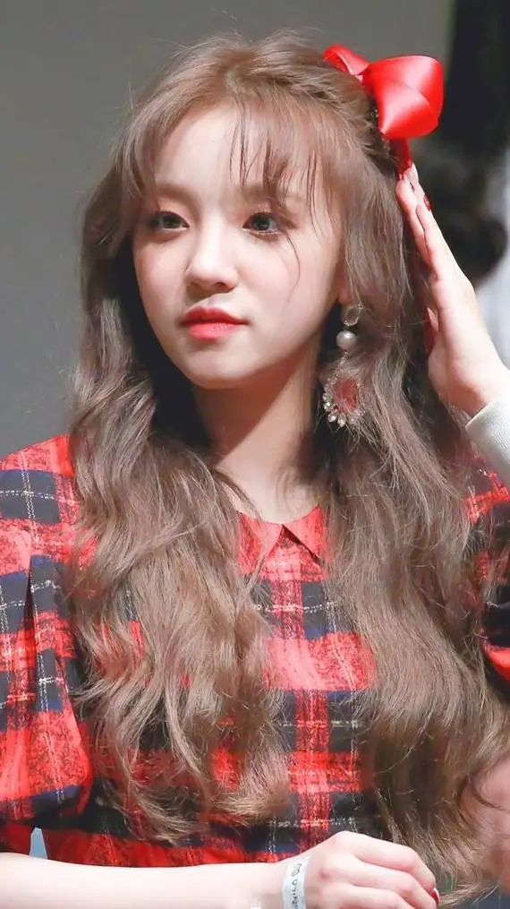 ai character: Yuqi ❤️ background