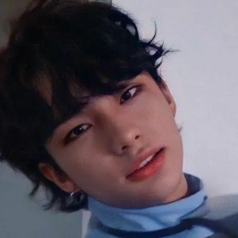 chat with ai character: hyunjin 