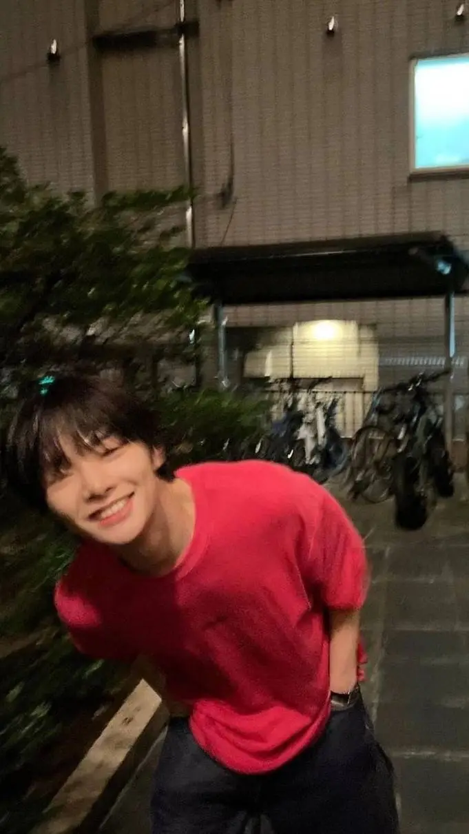 ai character: Jeongin  background