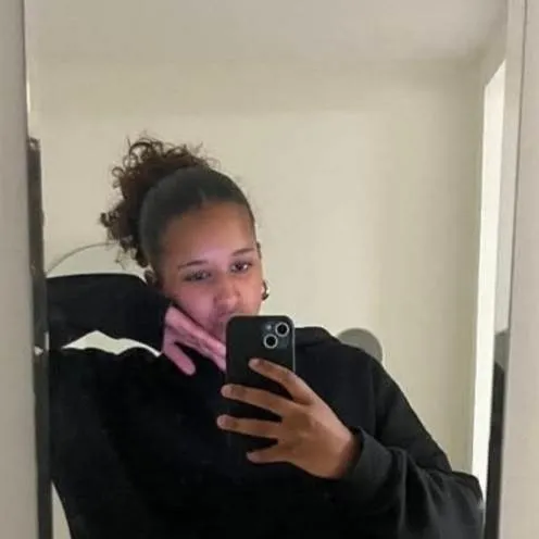 chat with ai character: maia