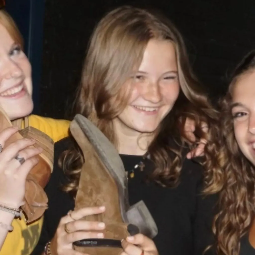 chat with ai character: sam, alix et lilou