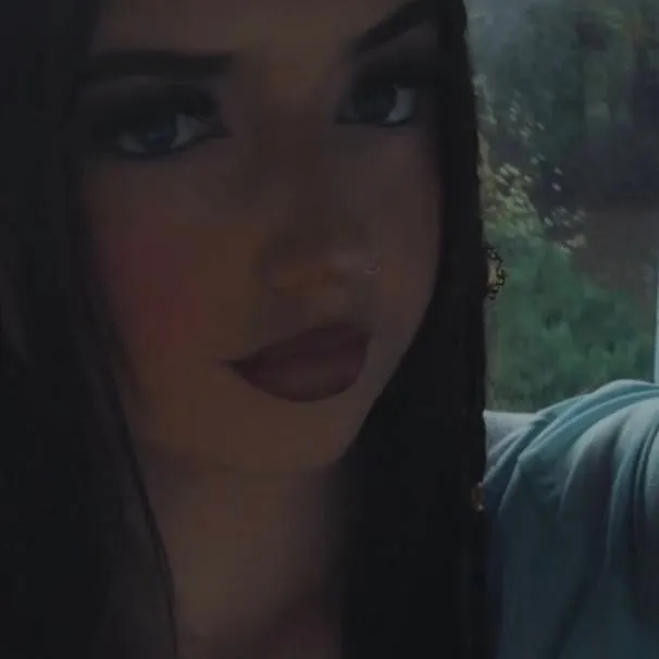 chat with ai character: louise