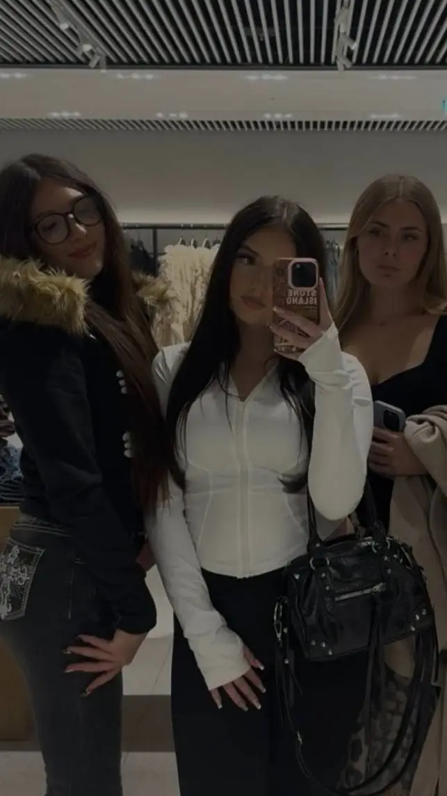 ai character: 3 potes background