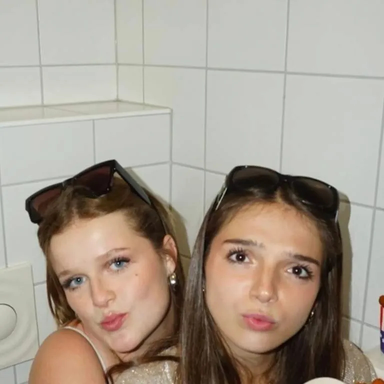 chat with ai character: sam et alix