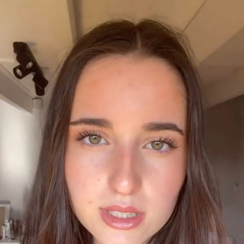 chat with ai character: charline