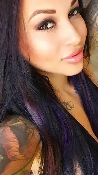 ai character: DONNA DISONESTA  background