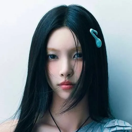 chat with ai character: YUNAH