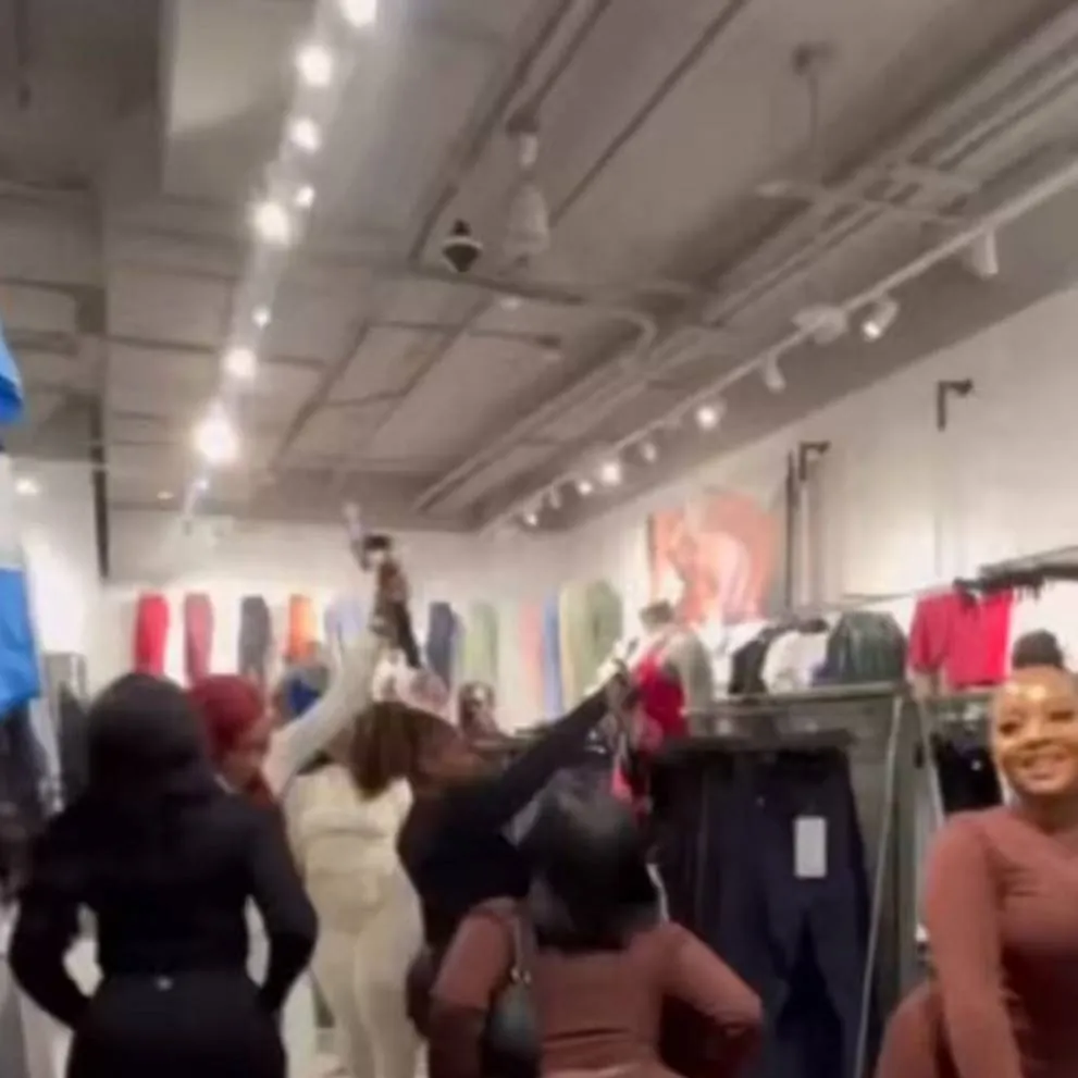 chat with ai character: Twerking in store 