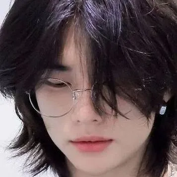 chat with ai character: hyunjin