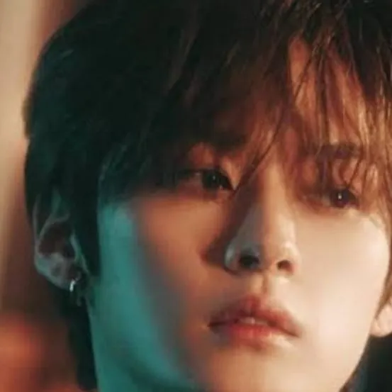 chat with ai character: vampire lee know