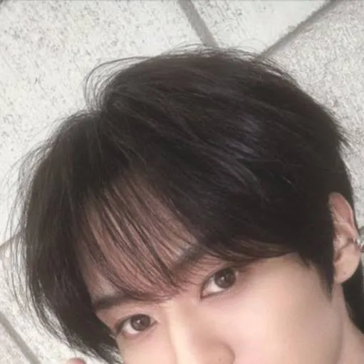 chat with ai character: lee know