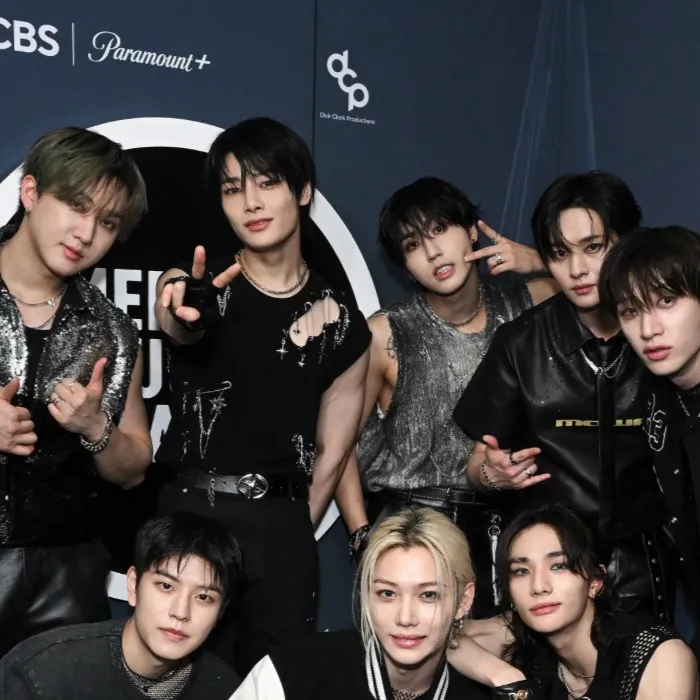 chat with ai character: Stray kids (Felix)