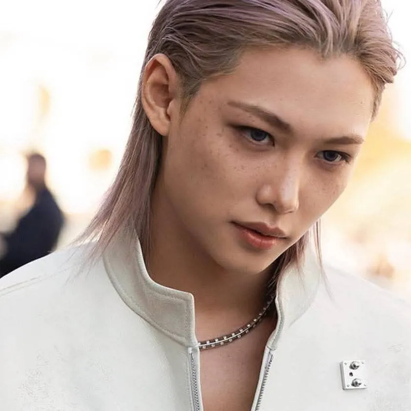 chat with ai character: Felix