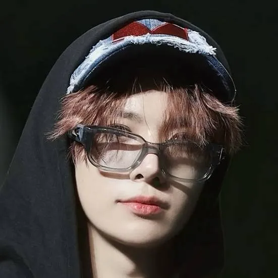 chat with ai character: Heeseung - nerd