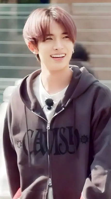 ai character: Lee Heeseung background