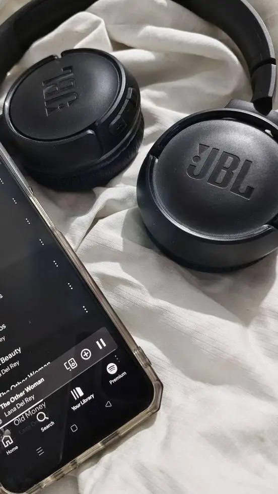 ai character: Yulia Taroshiko  background