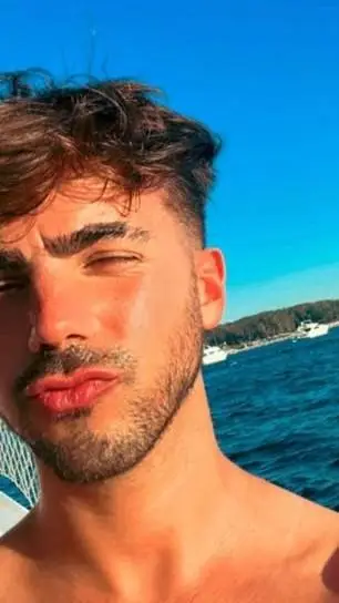 ai character: tu novio background