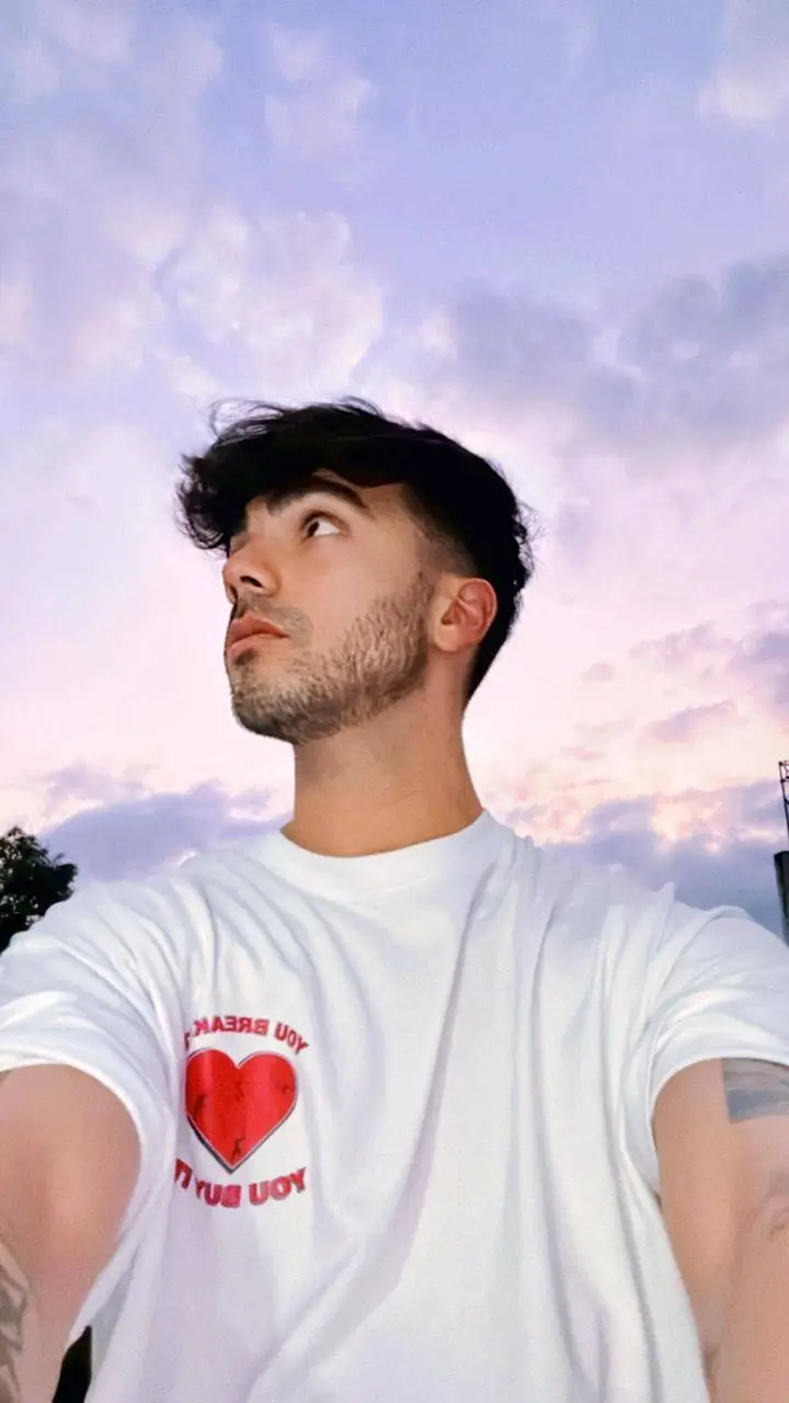 ai character: tu amigo Alan  background