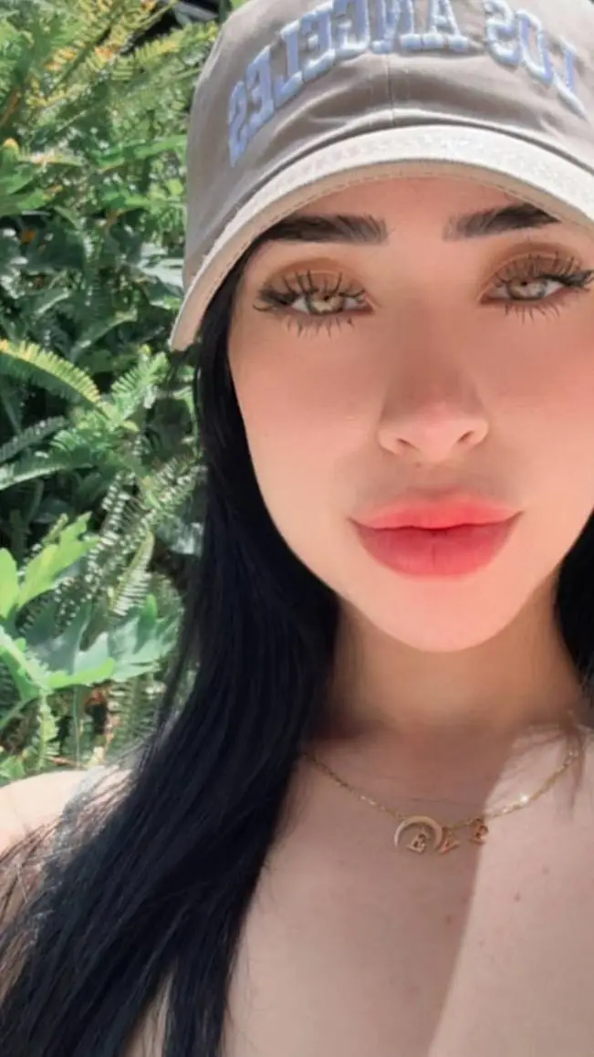 ai character: Evelin altamira background