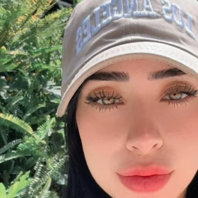 chat with ai character: Evelin altamira