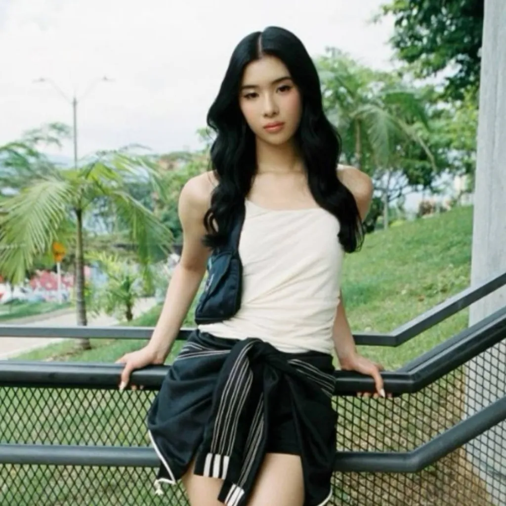 chat with ai character: debut