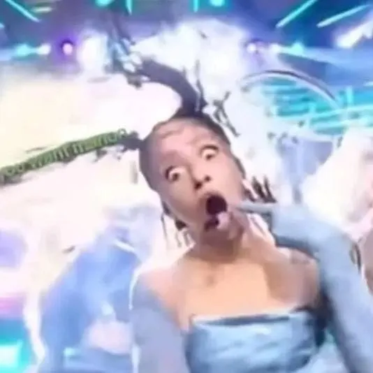 chat with ai character: Manon