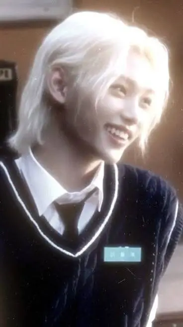 ai character: 𝐅𝐞𝐥𝐢𝐱 ≽^• ˕ • ྀི≼ background