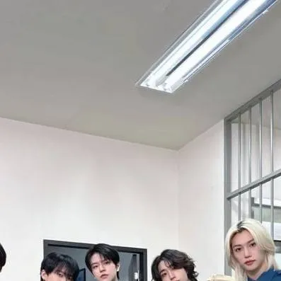 chat with ai character: straykids