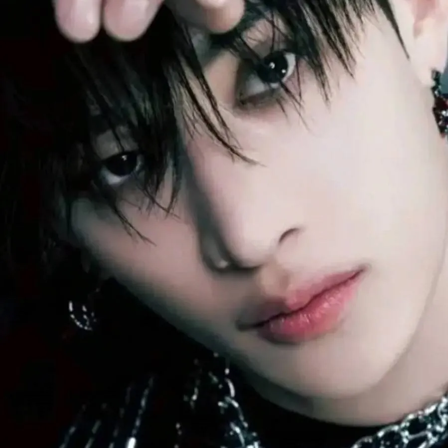 chat with ai character: straykids