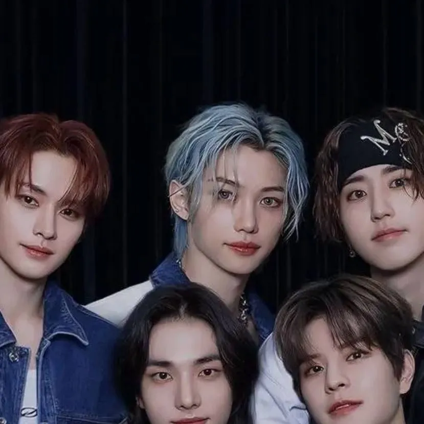 chat with ai character: straykids