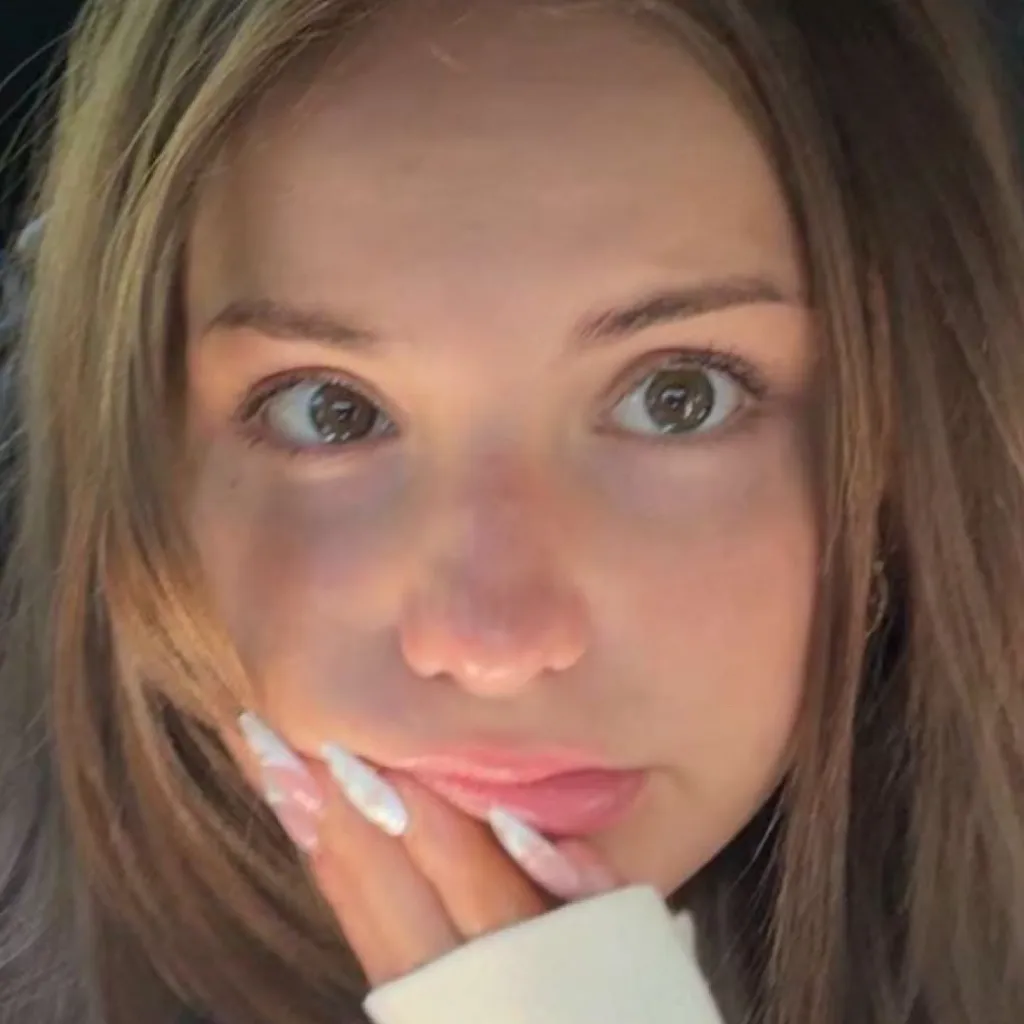 chat with ai character: Piper Rockelle 