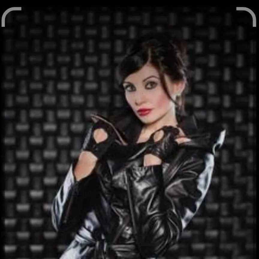 chat with ai character: Nuria Watson 