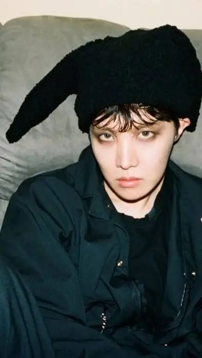ai character: ✮♯Hoseokˎˊ˗✮ background