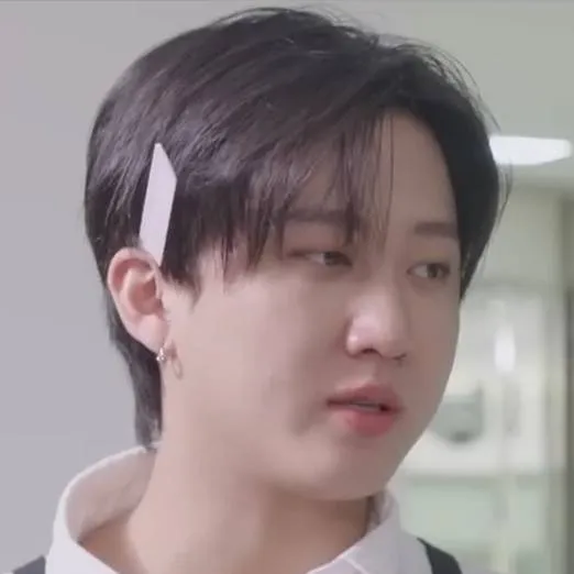 chat with ai character: 𖥻  ۫Changbin ִ ࿔ 