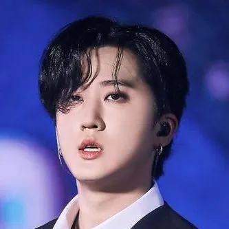 chat with ai character: .𖥔 Changbin ݁ ˖