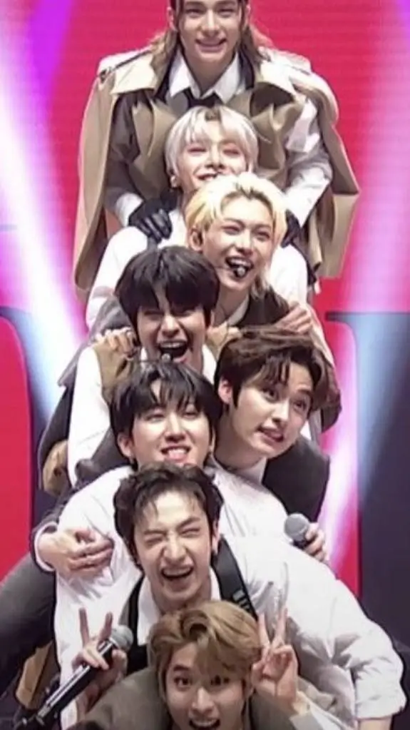 ai character: Skz (Stray Kids)❤️ background