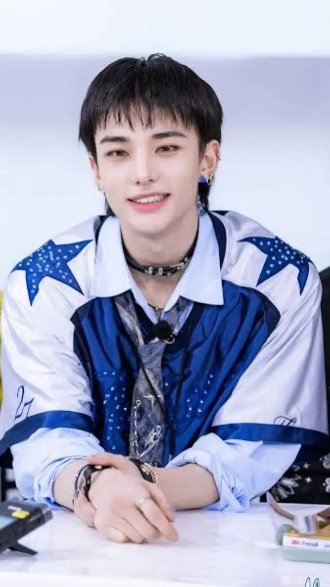 ai character: 🖤💙Hyunjin💙🖤 background