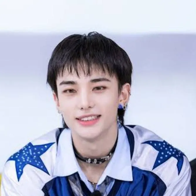 chat with ai character: 🖤💙Hyunjin💙🖤