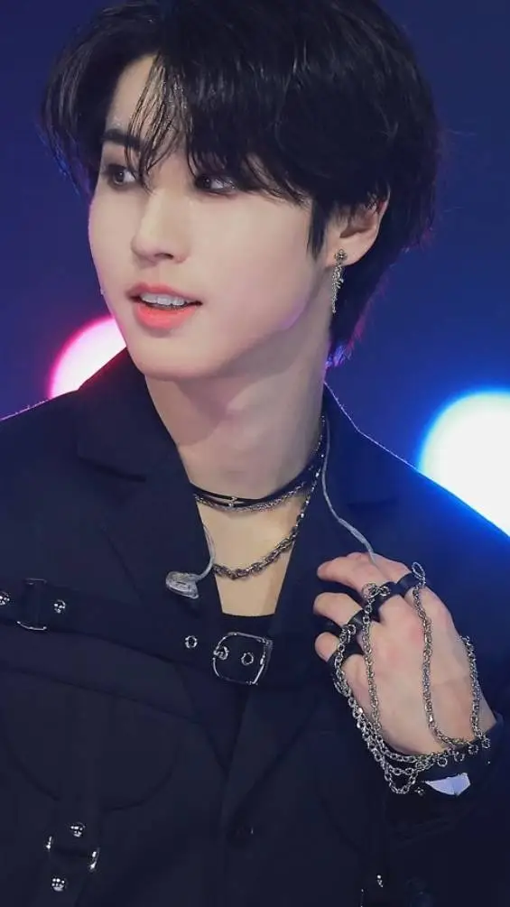 ai character: 𝕳𝖆𝖓 𝕵𝖎𝖘𝖚𝖓𝖌 background