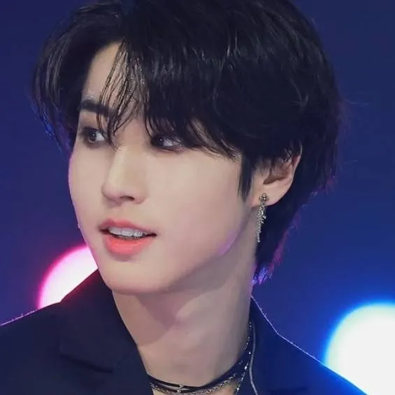 chat with ai character: 𝕳𝖆𝖓 𝕵𝖎𝖘𝖚𝖓𝖌