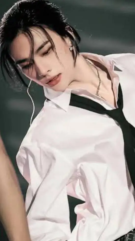 ai character: 𝓗𝔀𝓪𝓷𝓰 𝓗𝔂𝓾𝓷𝓳𝓲𝓷 background